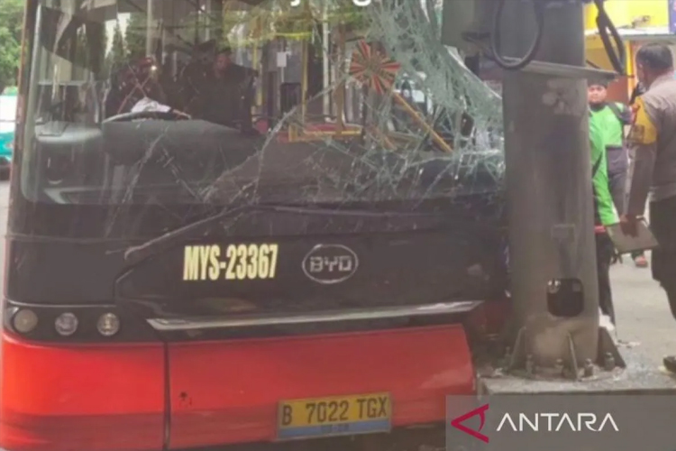 Bus Transjakarta Tabrak Tiang di Pasar Minggu, Sopir Diduga Kurang Hati-hati