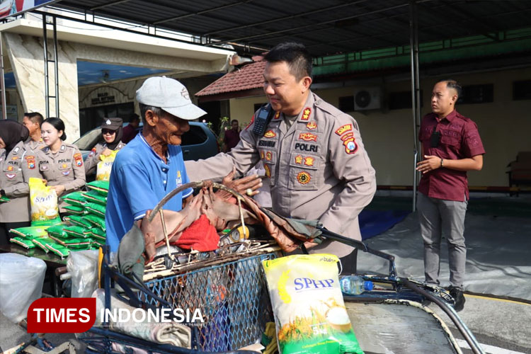 Polres Mojokerto Kota Salurkan Bansos untuk Ojol dan Tukang Becak