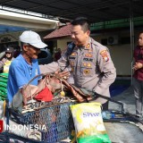 Polres Mojokerto Kota Salurkan Bansos untuk Ojol dan Tukang Becak