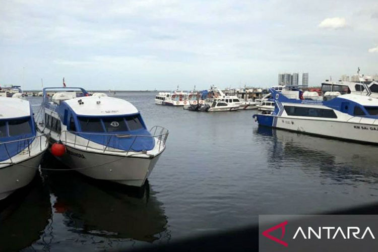 Cuaca Buruk, Dishub DKI Hentikan Sementara Penyeberangan ke Kepulauan Seribu