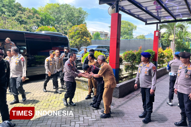 Kapolri Berangkat ke SMA Taruna Malang, Gunakan Helikopter dari Stadion Gajayana