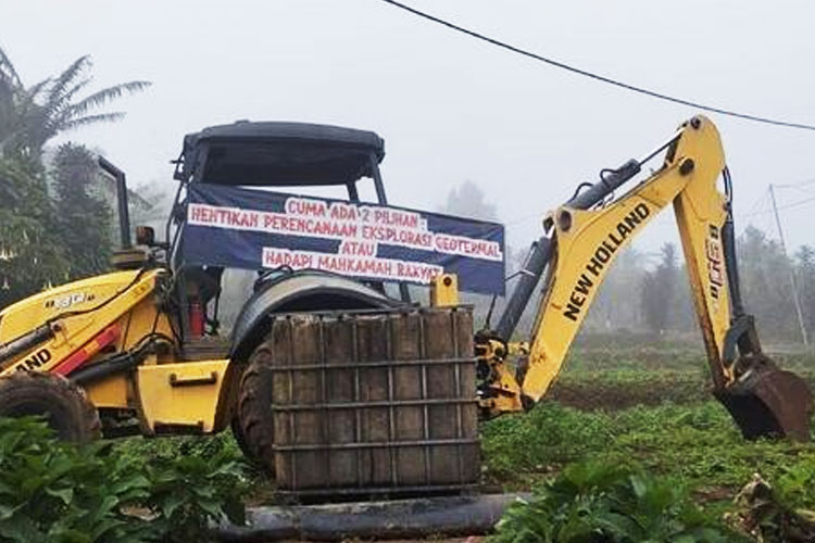 Warga Pasir Cina Girang Cianjur Protes Mobilisasi Alat Berat di Proyek Panas Bumi