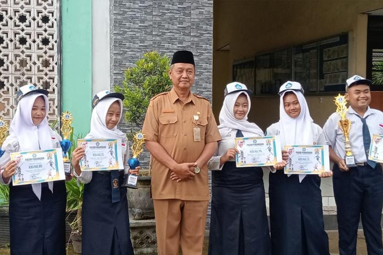 Berikan Piala, Cara SMPN 2 Ngadirojo Pacitan Tanamkan Disiplin dan Literasi Siswa