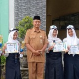 Berikan Piala, Cara SMPN 2 Ngadirojo Pacitan Tanamkan Disiplin dan Literasi Siswa