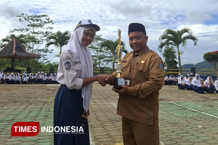 Bikin Bangga, Siswi SMPN 4 Nawangan Sabet Juara 2 MHQ Pacitan