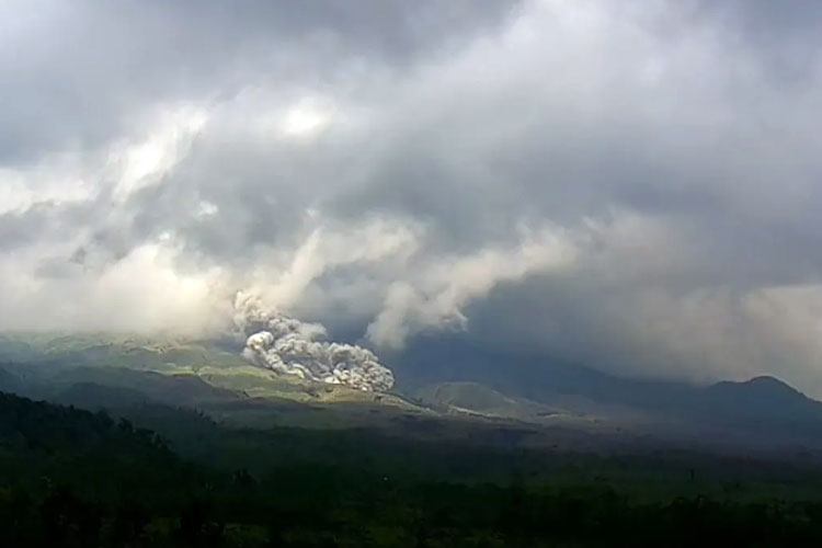 Gunung Semeru Luncurkan Awan Panas Guguran Sejauh 5 Kilometer, Status Siaga Tetap Berlaku