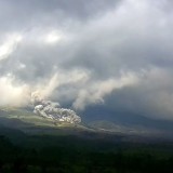 Gunung Semeru Luncurkan Awan Panas Guguran Sejauh 5 Kilometer, Status Siaga Tetap Berlaku