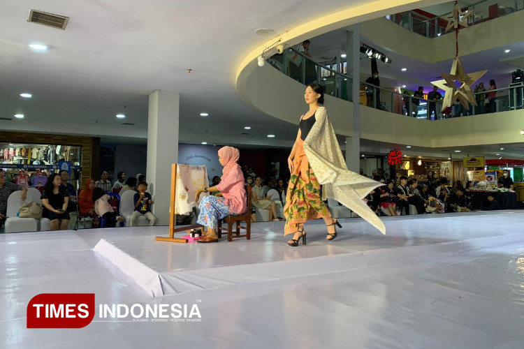 Soendari Batik Edukasi Publik lewat Live Membatik
