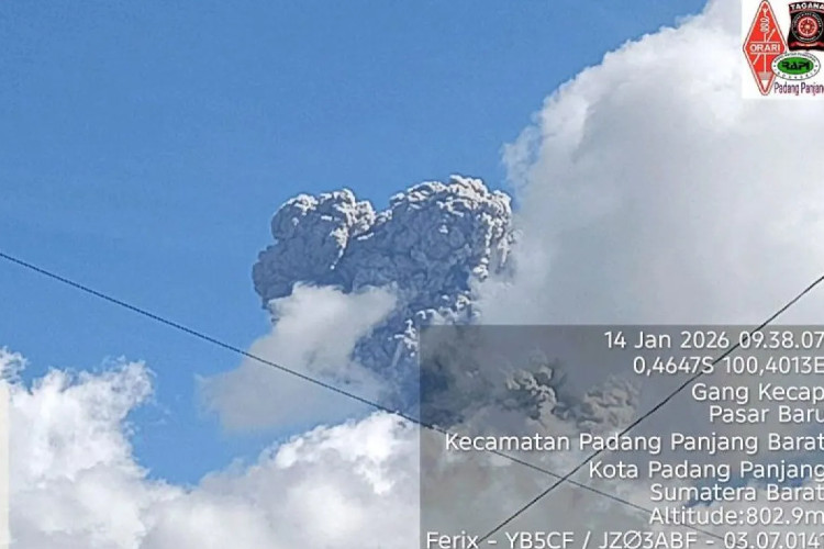 Marapi Semburkan Abu 1.600 Meter, Status Waspada