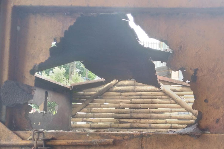 Warga Geram, Truk Sampah Bolong di Banjar Bikin Pampers dan Sampah Lainnya Berserakan di Jalan