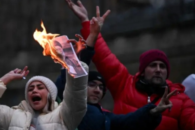 AS Pertimbangkan Serangan Udara ke Iran, 2000 Orang Tewas dalam Unjukrasa