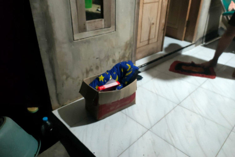 Begini Isi Surat dari Orang Tua yang Buang Bayinya dalam kardus Mie Instan di Banyuwangi