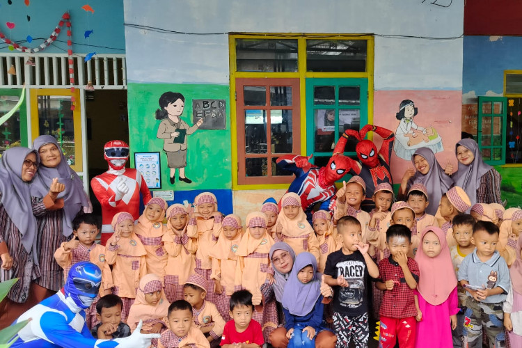 Unik dan Menghibur, Petugas SPPG Ngawen Gresik Antar MBG Pakai Kostum Superhero