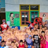 Unik dan Menghibur, Petugas SPPG Ngawen Gresik Antar MBG Pakai Kostum Superhero