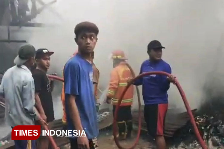 Diduga Korsleting Listrik, Rumah Pengepul Rosok di Pacitan Ludes Dilalap Si Jago Merah