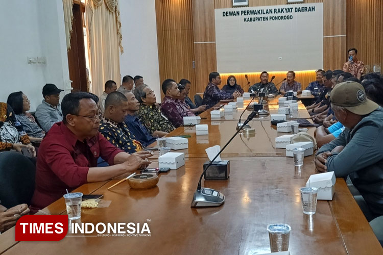 Ratusan Sopir Dump Truck 'Kepung' DPRD Ponorogo, Desak Tambang Dibuka