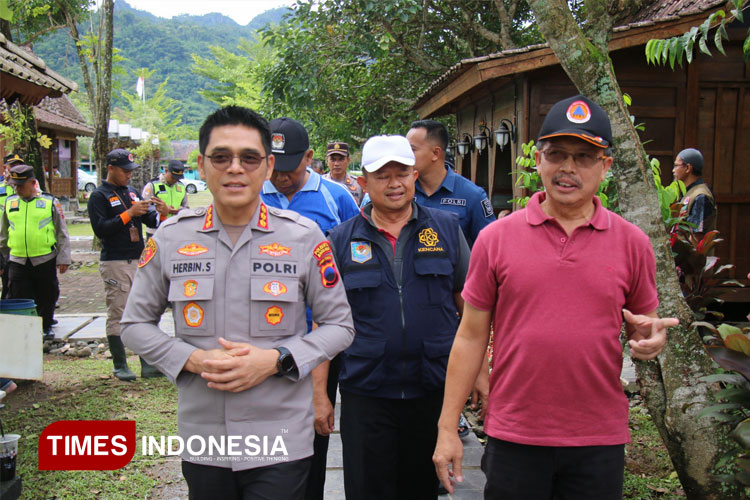 Waspada Longsor Susulan, Pasukan Bhayangkara Amankan Pengungsian Ngadiharjo