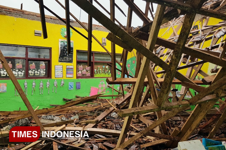 Siswa di Kalipare Malang Terpaksa Sekolah di Rumah Warga Usai Atap Sekolah Ambruk