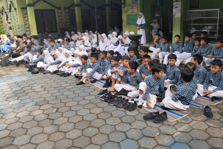 SDN Sawojajar 4 Malang Perkuat Pendidikan Karakter Religius melalui Peringatan Isra Mikraj