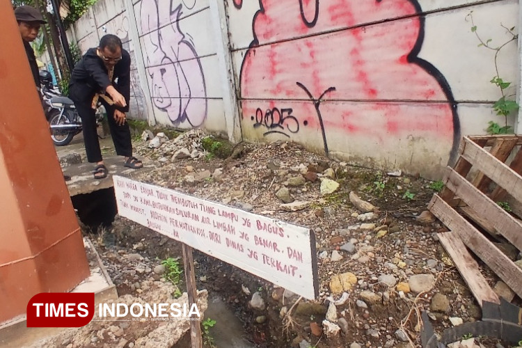 Warga Banjar Protes, Saluran Air Ambrol Tak Diperhatikan, Tiang Lampu PJU Baru Dibangun
