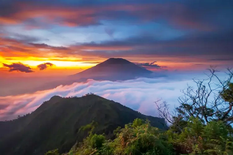 Rekomendasi Gunung di Jawa Tengah yang Cocok untuk Tektok