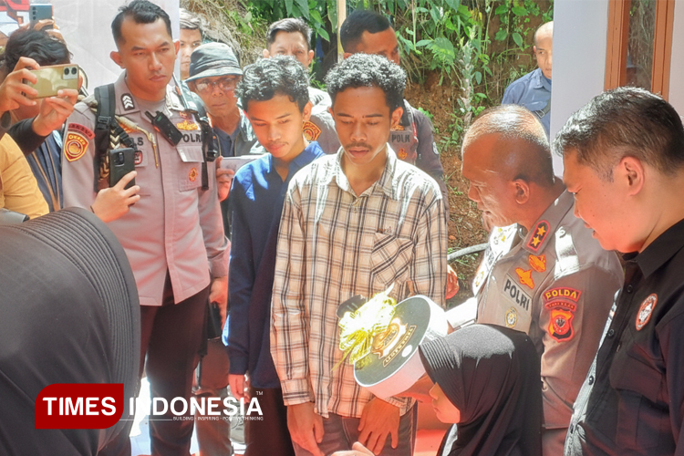 Kisah Haru Anak Yatim di Cianjur Terima Rumah Baru dari Kapolda Jabar dan Komunitas Bagong Mogok