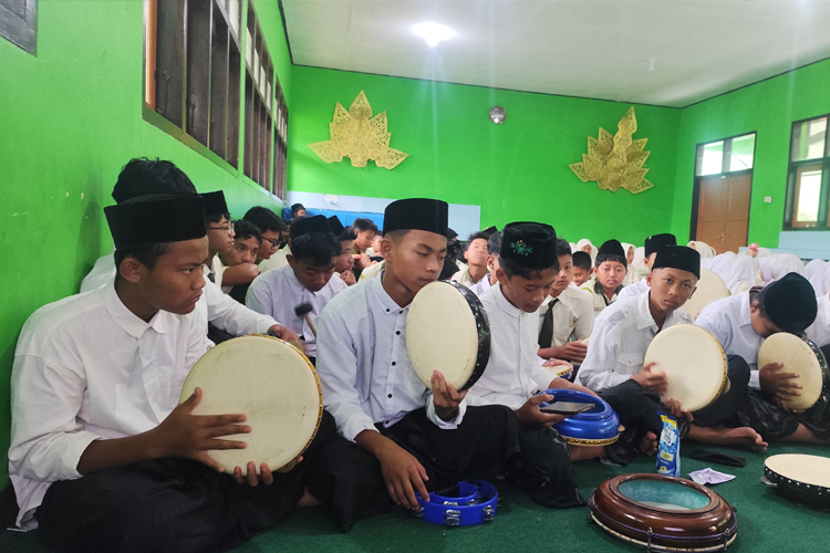 Gema Sholawat Warnai Peringatan Isra Mikraj 2026 di SMPN 3 Tegalombo Pacitan