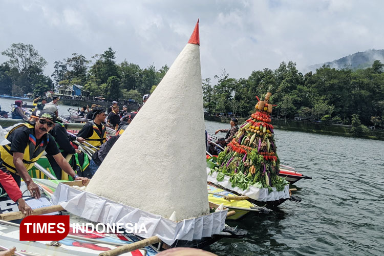 Ribuan Wisatawan Padati Labuhan Sarangan 2026, Tradisi yang Kini Jadi Warisan Budaya Tak Benda