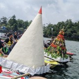 Ribuan Wisatawan Padati Telaga Sarangan Sambut Labuhan Sarangan, Tradisi yang Kini Jadi Warisan Budaya Tak Benda