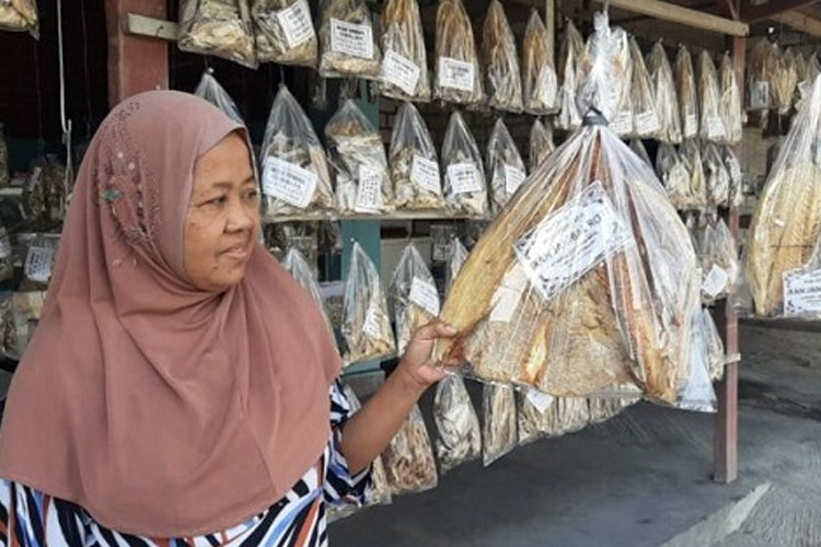 Menikmati Gurihnya Ikan Asin Khas Jalur Pantura Rembang