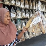 Menikmati Gurihnya Ikan Asin Khas Jalur Pantura Rembang