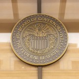 Wall Street Ditutup Melemah, Ketidakpastian Kepemimpinan The Fed Tekan Pasar