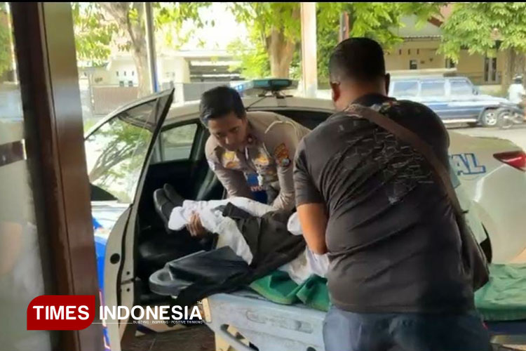 Potret Aksi Spontan Kasat Lantas Banyuwangi Tolong Korban Laka Tunggal