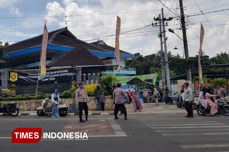 Anggota TNI Polri Bantu Pengamanan di SMP–SMK Turen