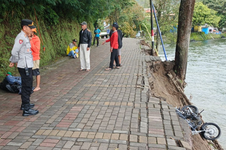 Talud Telaga Sarangan Magetan Amblas, 7 Motor Tercebur ke Danau
