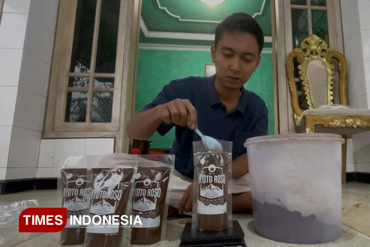 Dian-Nur-Wahid-pengelola-kopi-secara-tradisional-di-Dusun-Banyon-b.jpg
