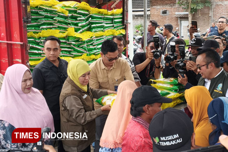 Stabilkan Harga Pangan Jelang Ramadan, Khofifah Tinjau Pasar Murah di Jember