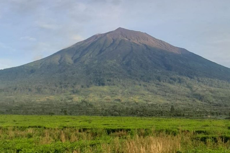 Pendakian Gunung Kerinci Masih Ditutup untuk Ritual Adat dan Bersih Jalur