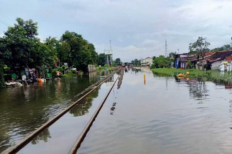 Kondisi-jalur-KA-yang-terendam-banjir-b.jpg