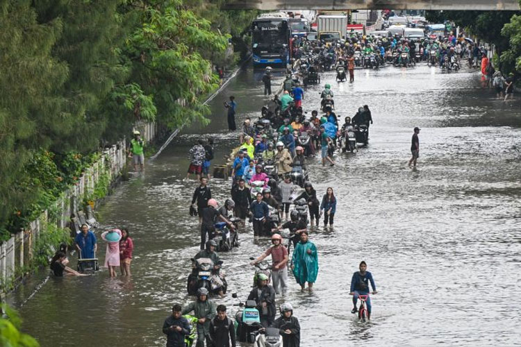 TransJakarta Lakukan Penyesuaian Operasional Sejumlah Rute Akibat Banjir