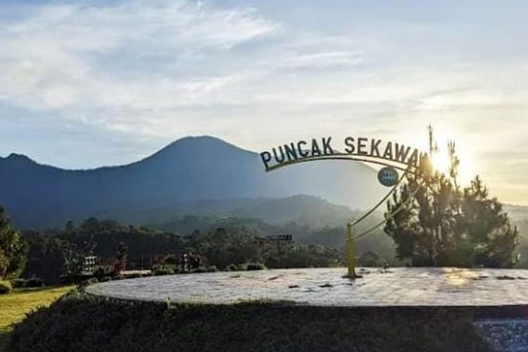 Puncak Sekawan Blitar, Wisata Alam Desa dengan Panorama Lima Gunung