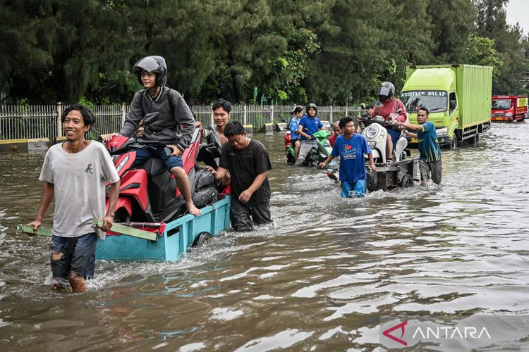 Banjir Jakarta: 39 RT dan 28 Ruas Jalan Masih Terendam