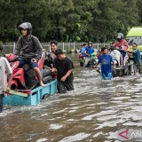 Update Banjir Jakarta, BPBD Kerahkan Personel dan Ingatkan Layanan Darurat 112
