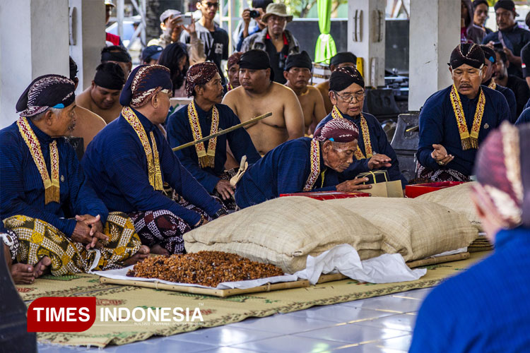 Abdi-Dalem-KEraton-Yogyakarta-membacakan-beragam-jenis-ubarampe.jpg