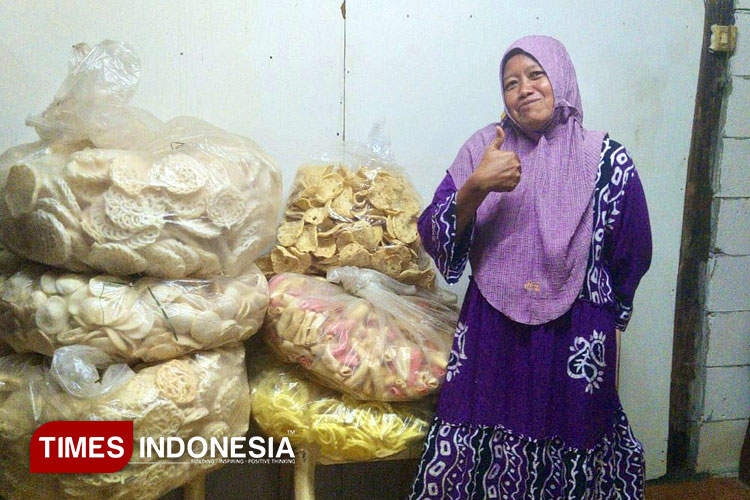 Perjalanan Marliasih: Bangun Usaha Kerupuk Rumahan Hingga Buka Lapangan Kerja Bersama BTPN Syariah