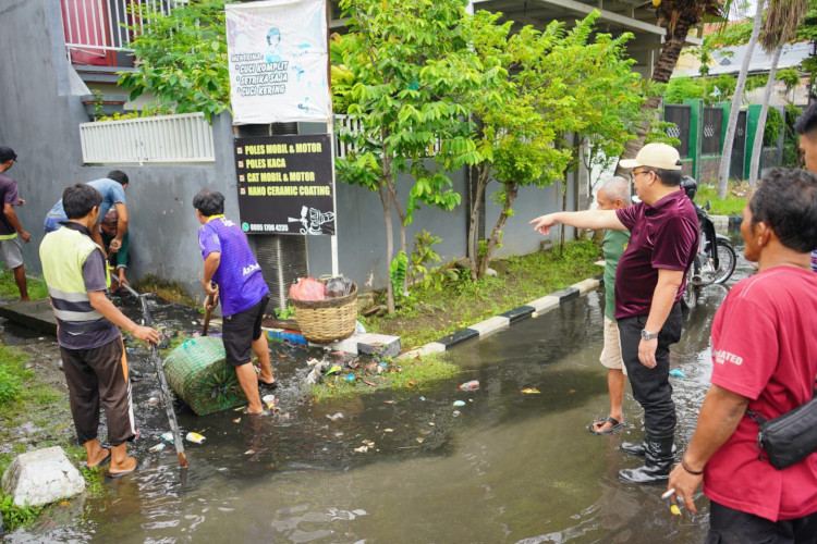 Puing dan Sampah Picu Genangan, Wali Kota Probolinggo Tinjau Langsung Drainase Tersumbat.