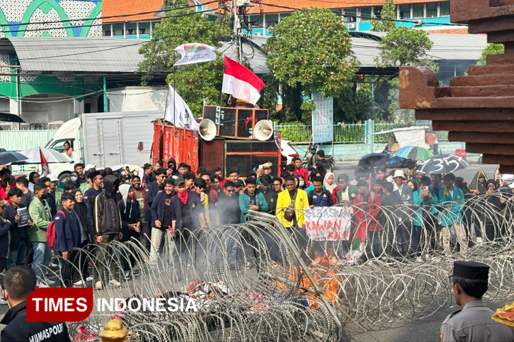 BEM Nusantara Jatim Geruduk DPRD, Kritik Pilkada Dipilih Dewan