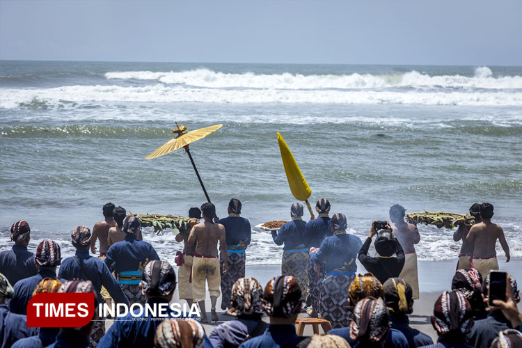 Prosesi-Labuhan-Ageng-Keraton-Yogyakarta.jpg