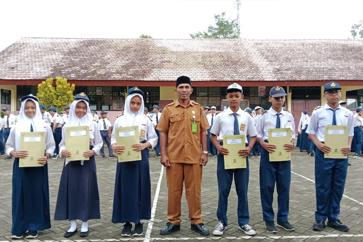 Peringati Isra Mikraj, SMPN 2 Sudimoro Pacitan Beri Penghargaan Juara Cerdas Cermat