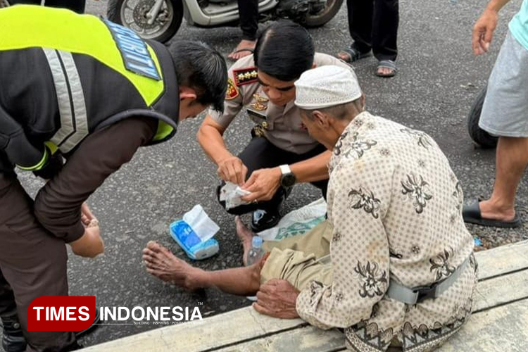 Aksi Kapolresta Banyuwangi: Bopong dan Obati Kakek Penjual Nangka Korban Kecelakaan